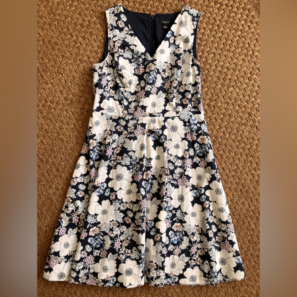 Ann Taylor Super cute fit & flare summer dress! Fully lined 👍 Lovely floral.